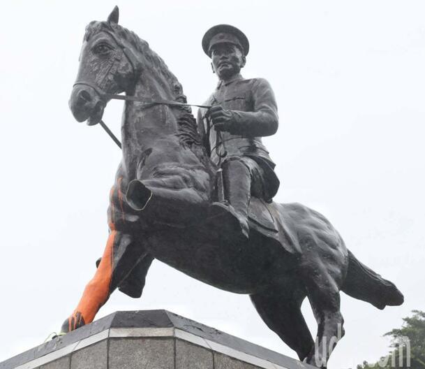 岛内被破坏的蒋介石铜像(资料图)。图自台媒