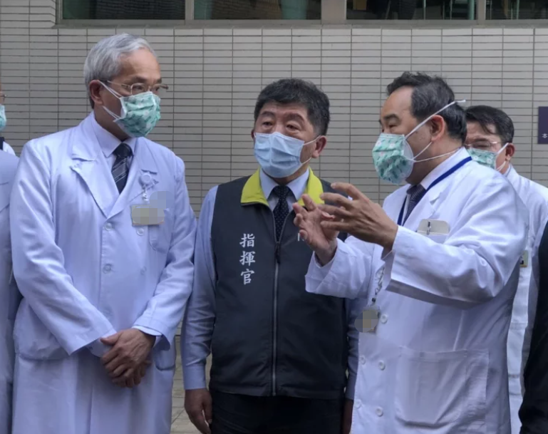 台卫福部门负责人陈时中（中）检查医院工作