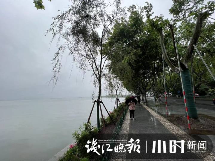 今早清晨,记者拍到的画面。
