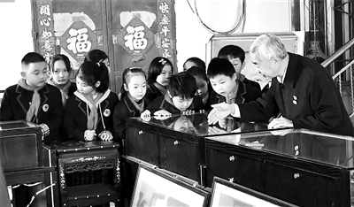 李东海给前来博物馆参观的小学生们讲解红色故事。(图片由受访者提供)