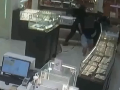 美国两男一女暴力砸抢珠宝店后逃逸，警方悬赏5000美元通缉
