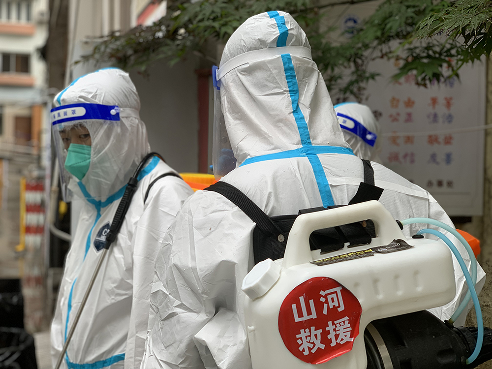 现场消杀工作照。本文图片 澎湃新闻高级记者 朱奕奕 图