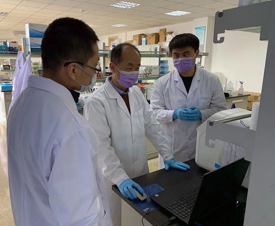 2020年1月起,童贻刚教授(中)团队组织抗击新冠科技攻关。北京化工大学网站 图