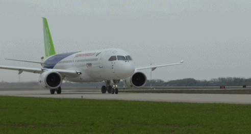 △C919飞机105架机首次在南昌瑶湖机场跑道进行湿地滑行试验。