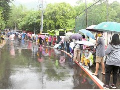 台民众排队领快筛试剂被讥讽为“快筛乞丐”，台北市议员怒轰：绿营侧翼没下限