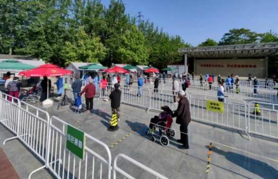 北京朝阳区核酸采样点设置绿色通道。央视新闻 图&nbsp;