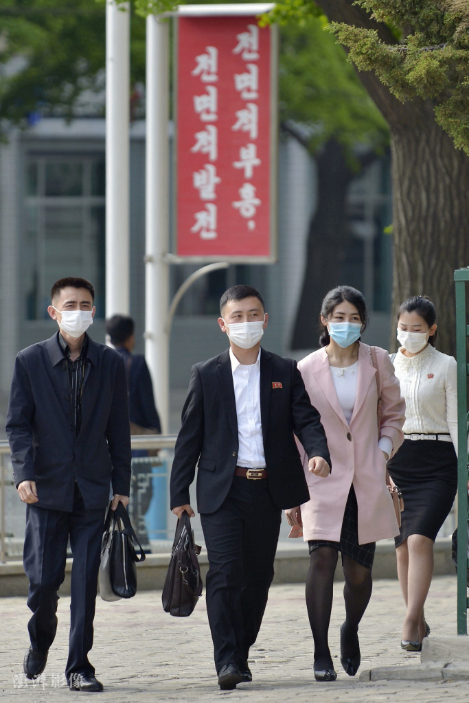 5月6日,朝鲜平壤,当地民众戴着口罩出行。(资料图)
