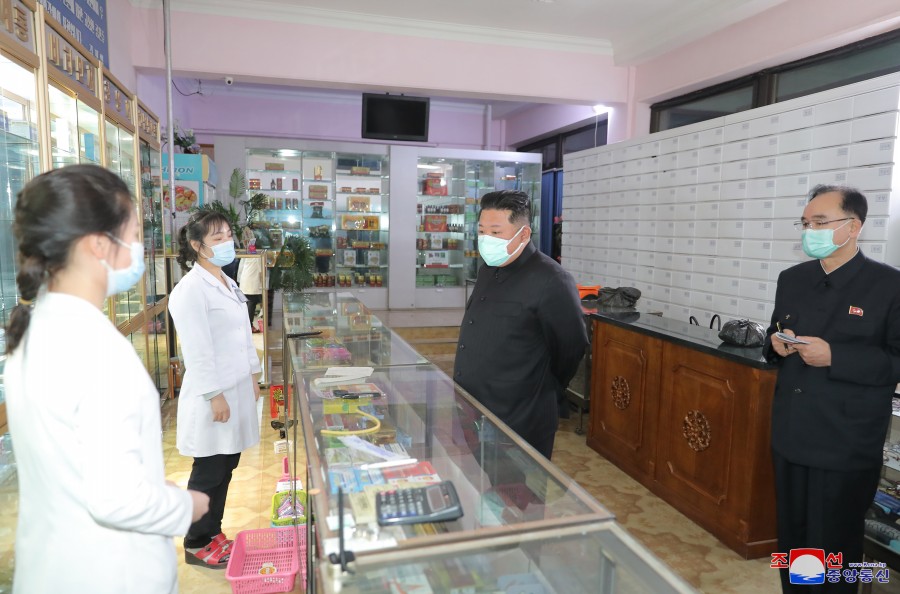 金正恩15日视察平壤市内药店(朝中社)