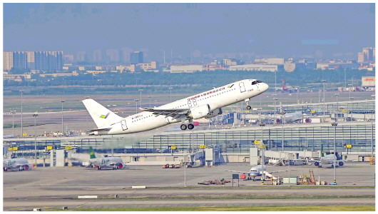 5月14日,中国商飞公司即将交付首家用户的首架C919大飞机首次飞行试验圆满完成。新华社发