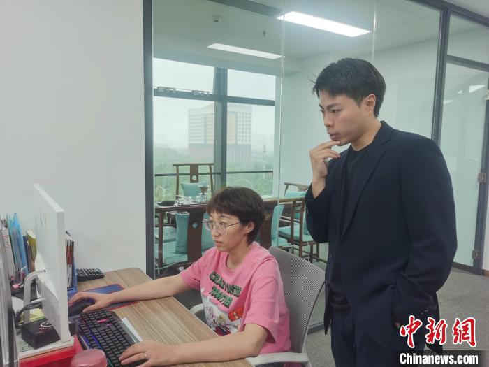 凭着敢闯敢试的精神,刘宏杰(右)两年里开了多家跨境电商实体店。 张茜翼 摄