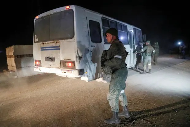 载有乌克兰士兵的巴士离开马里乌波尔 图源:路透社(下同)