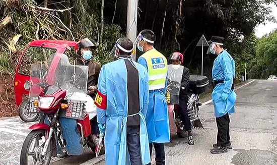 5月15日，防疫人员对欲进入广安的路人进行劝返。图/视频截图