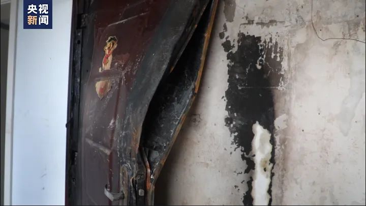 △&nbsp;在火灾中被烧毁的大门