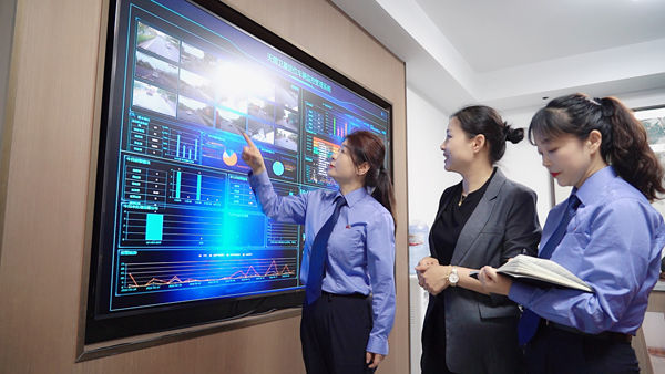 检察官走访涉案企业查看实时监控画面