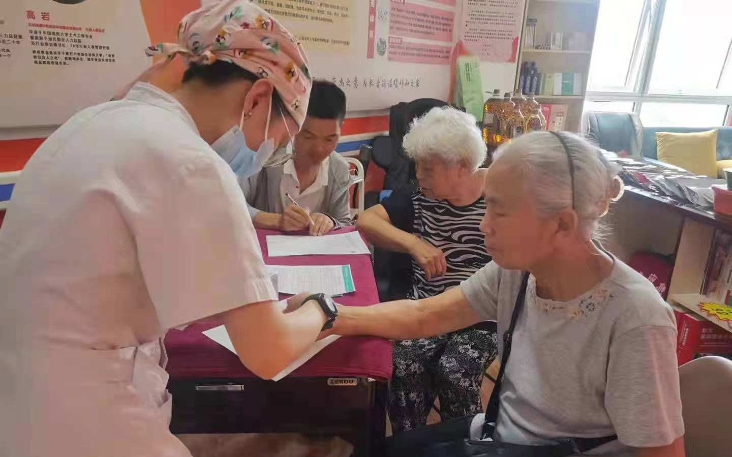 疫情前,在北京经济技术开发区的天华园二里养老驿站,老人们享受体检服务。荣华街道办事处供图