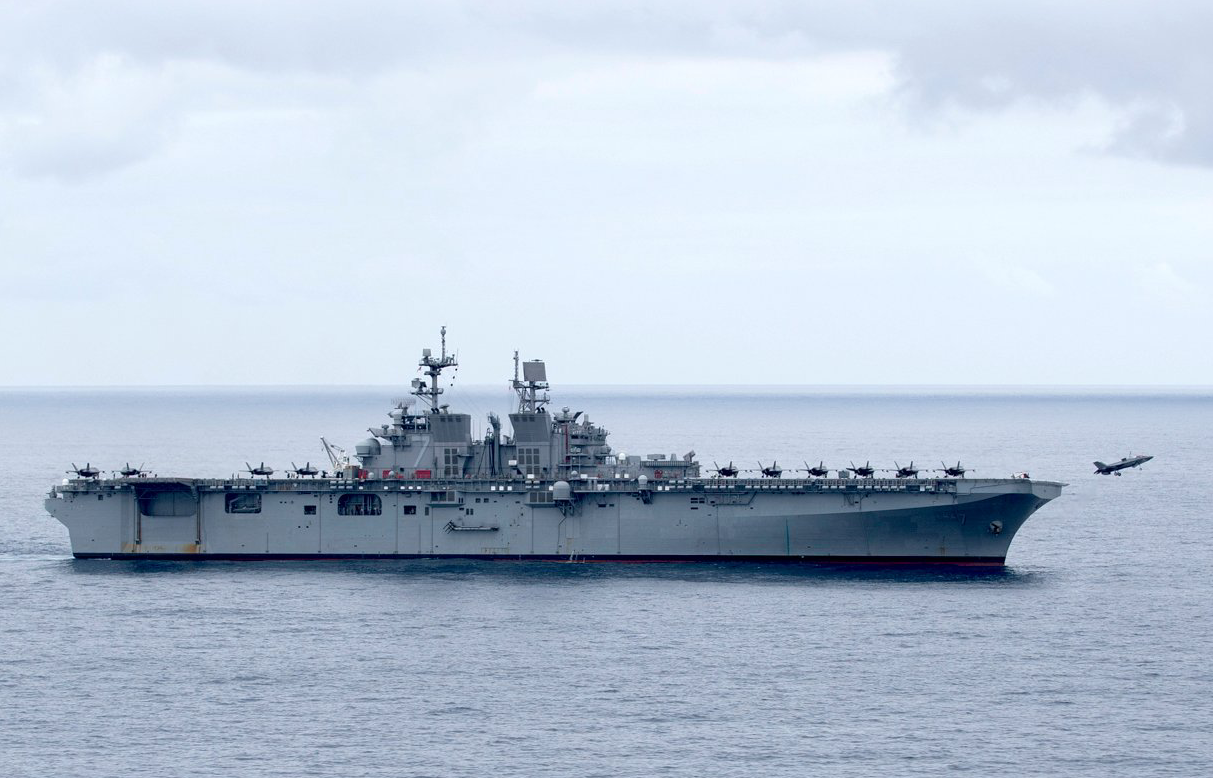 4月份测试大量F-35B部署调度的“的黎波里”号 图源:美国海军