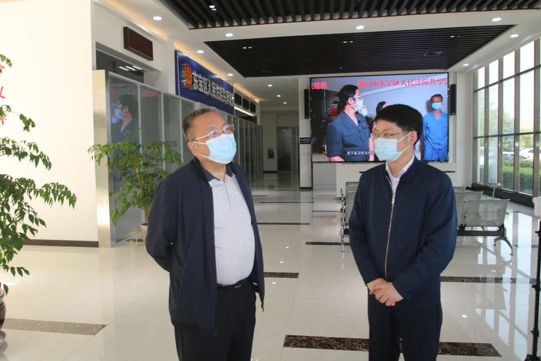 图为市中院领导来东宝法院视察指导“共享法庭”建设工作。
