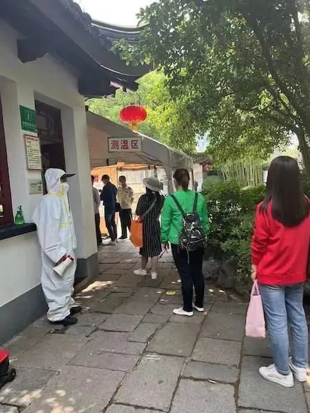 古华公园内,游客有序入园