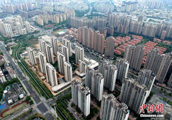 资料图:某城市市区一处新建住宅。(无人机照片) 中新社记者 吕明 摄
