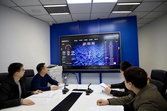 江苏省无锡市新吴区纪委监委推深做实公共停车收费管理专项整治,在督促推动立行立改的基础上,采用“大数据+智慧管理”模式,推动有关单位升级扩容全区统一的“新吴智慧停车”管理平台、优化“锡慧停”公众停车服务微信小程序,实现了停车引导、收费服务、动态监测“一网统管”。(江苏省无锡市新吴区纪委监委供图)
