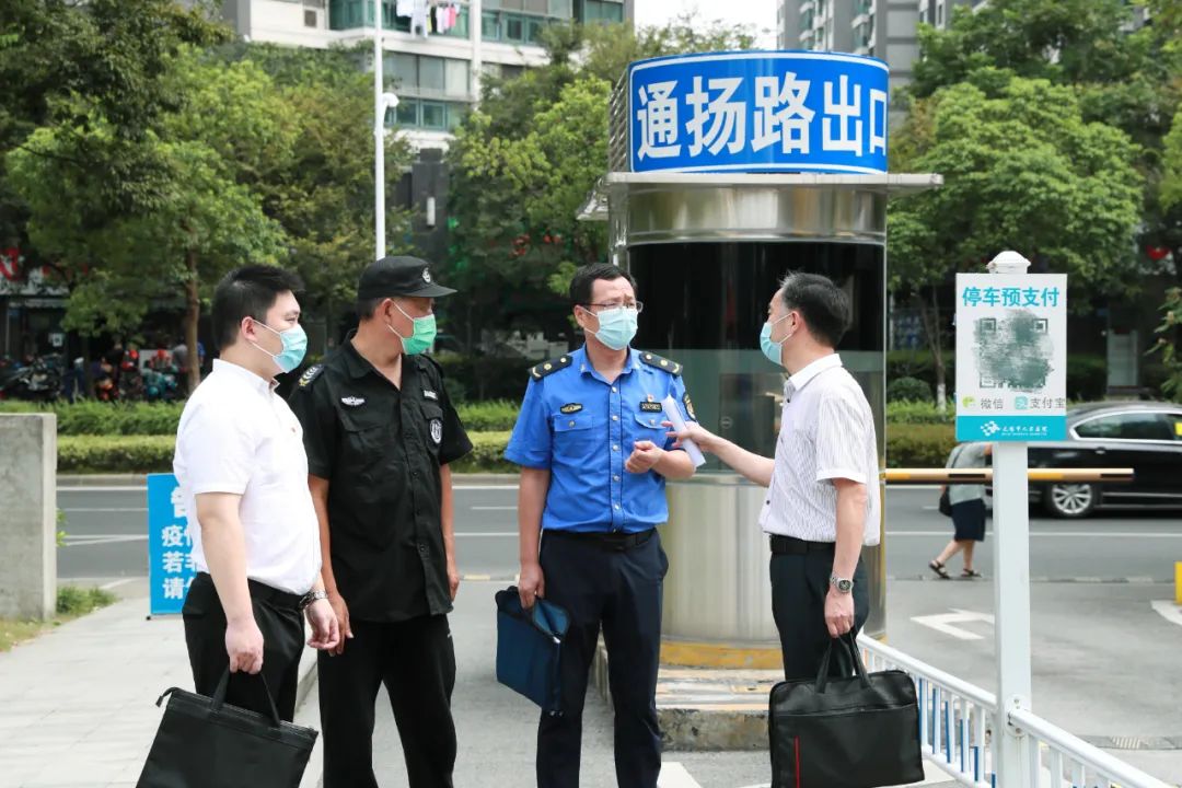 江苏省无锡市纪委监委聚焦群众反映强烈的停车难问题,开展公共停车收费管理专项督查,督促相关职能部门切实履职尽责,重点整治停车收费管理中的违法违规问题。图为该市纪委监委专项督查组工作人员在市区公共停车场实地走访检查。黄星 摄