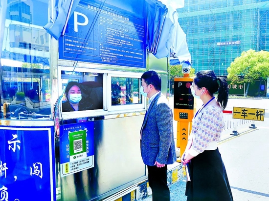 江苏省张家港市纪委监委围绕停车场在规划、审批、收费、管理等方面存在的“微腐败”问题,开展公共停车收费管理专项整治工作。图为日前,该市纪检监察干部在市第六人民医院停车场向管理员了解停车收费相关情况。张骞丰 摄