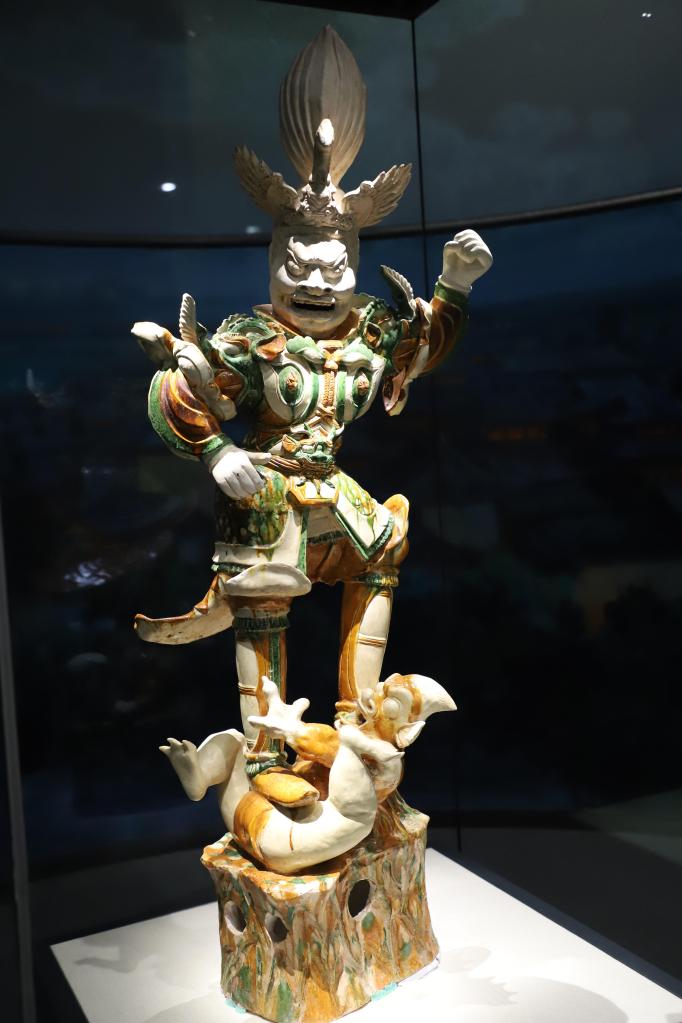 　　这是隋唐大运河文化博物馆中展出的唐三彩天王俑（资料照片）。（受访者供图）