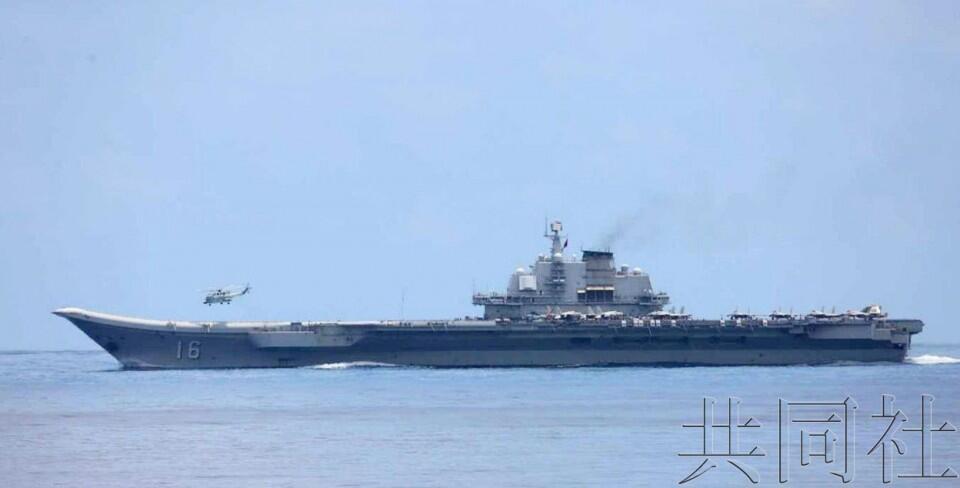 日防卫省称,5月9日,中国海军航母辽宁舰继续在冲绳以南的太平洋进行舰载机起降。