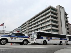美国驻韩大使馆加强戒备 警车排成长龙