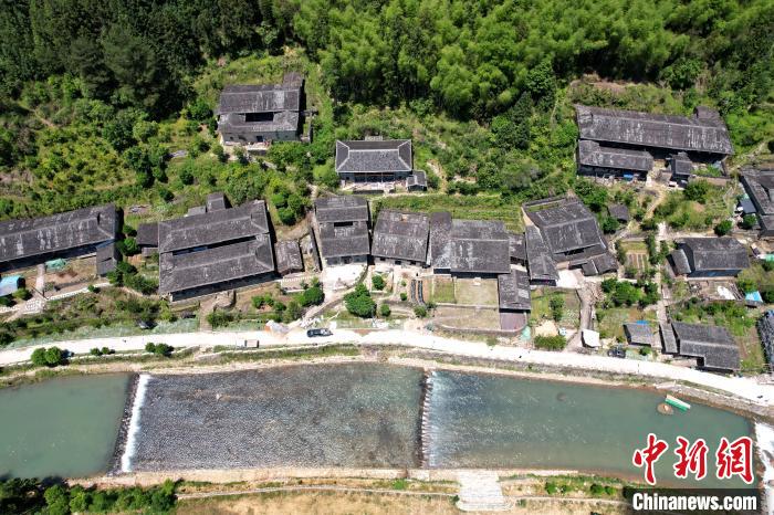 俯瞰山清水秀的塘里古村。　王东明 摄