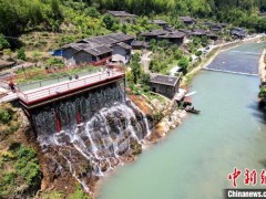 村中的老建筑得以保存至今。　王东明 摄