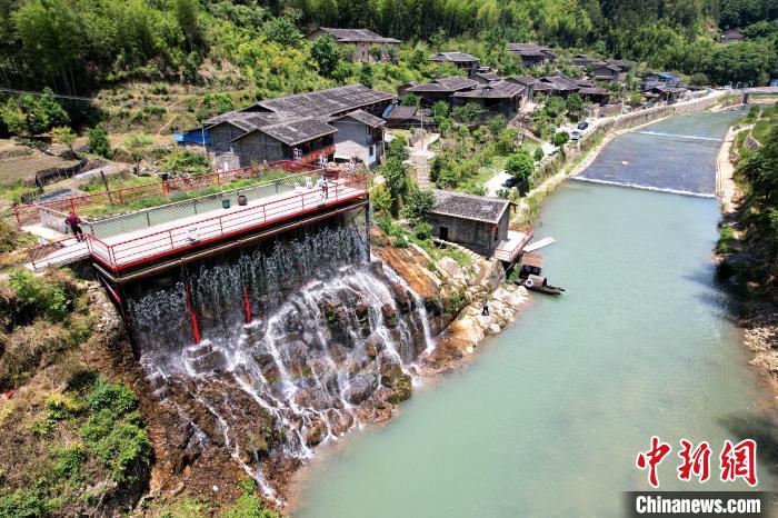 村中的老建筑得以保存至今。　王东明 摄