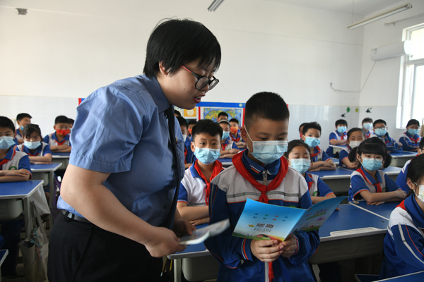 　　成武县检察院检察官走进校园向学生们进行交通安全普法　徐海艳摄 