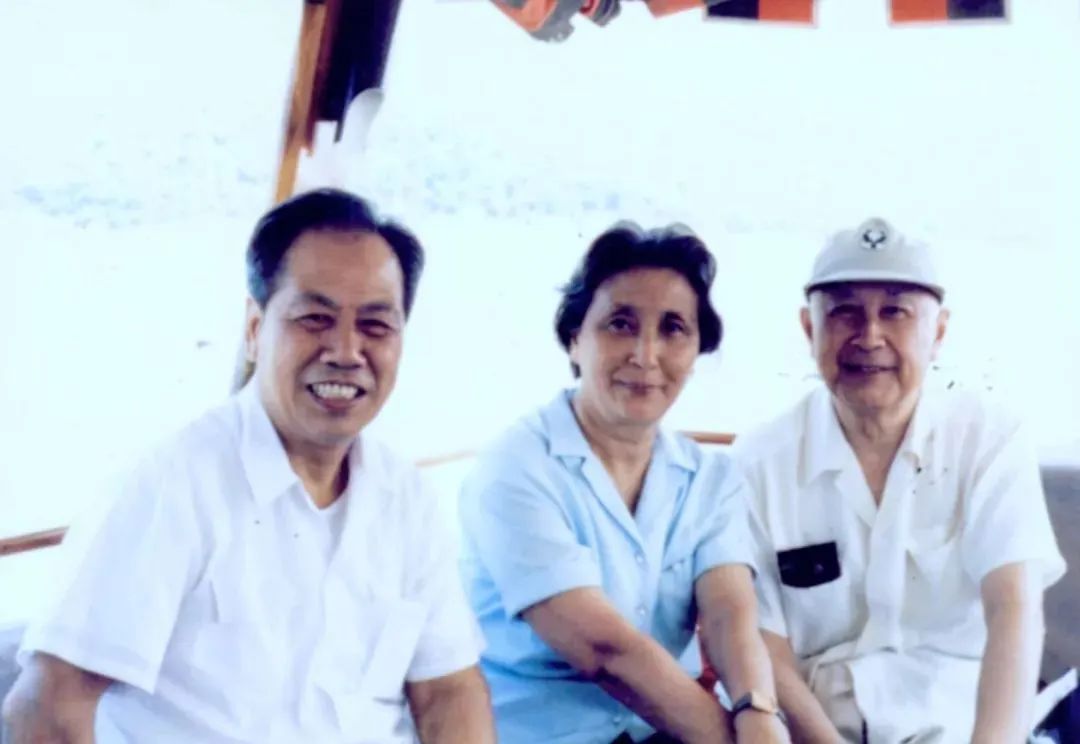 黄文虎(左一)与钱学森夫妇在镜泊湖
