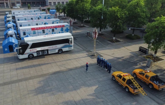 2022年5月12日，国家电网四川省广安供电公司在邻水县黄桷树公园为方舱车搭接临时电源（无人机照片）。中新社发&nbsp; 邱海鹰 摄