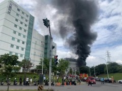 台湾新竹科学园一厂区大火 民众称远看如火山爆发