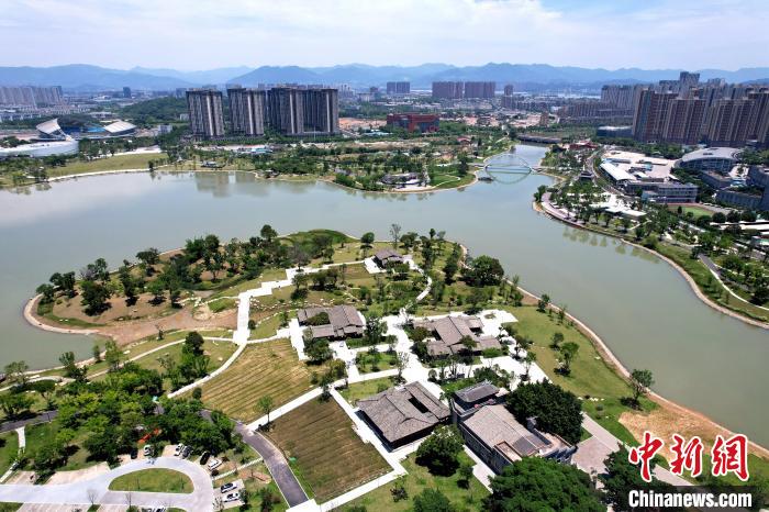 俯瞰闽侯县上街镇旗山湖公园。 王东明 摄