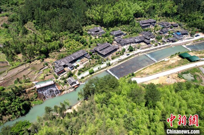 俯瞰闽侯县廷坪乡仅存的一处畲族特色古村落,村居依山而建,临水而设,古朴精致。 王东明 摄