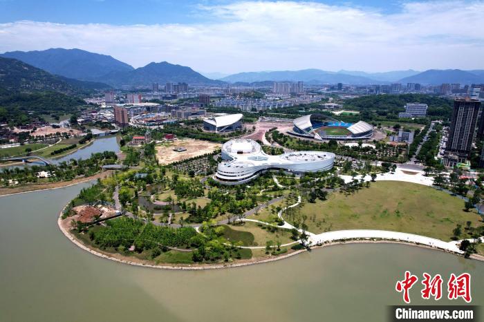 俯瞰闽侯县上街镇旗山湖公园。 王东明 摄