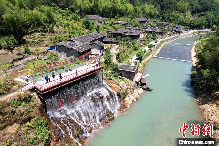 俯瞰闽侯县廷坪乡仅存的一处畲族特色古村落,村居依山而建,临水而设,古朴精致。 王东明 摄