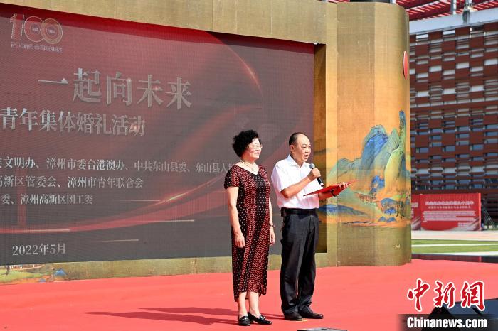 银婚代表谷豫东夫妇上台为现场的新人们祝福。 张金川 摄