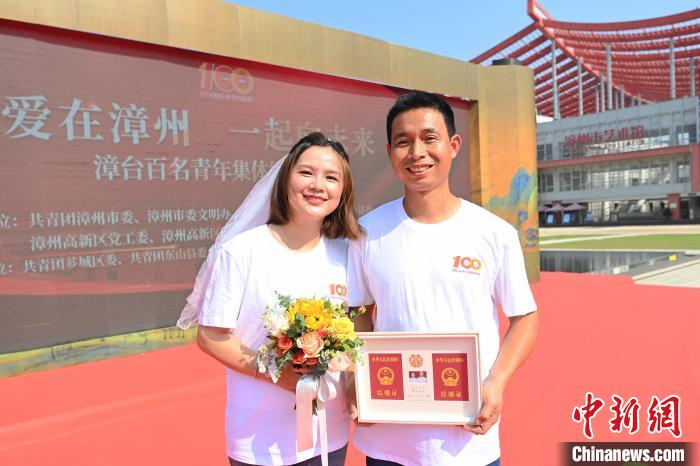 参加集体婚礼的台湾青年杨荫宽与她的丈夫。 张金川 摄