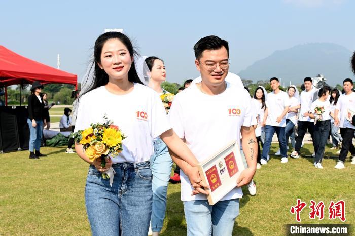 漳台百名青年集体婚礼活动现场。 张金川 摄
