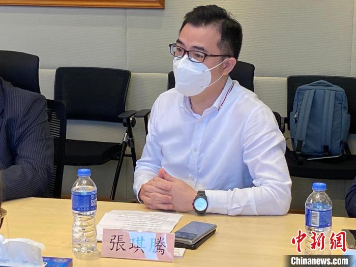 中企协青委会19日举办“庆回归,学讲话,启新程”中资企业青年座谈会。图为张琪腾发言。 魏华都 摄