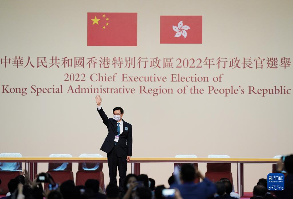 5月8日,在香港会议展览中心,李家超挥手致意。当日,李家超当选香港特别行政区第六任行政长官人选。新华社记者 王申 摄