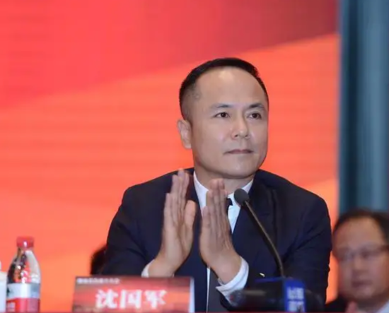 沈国军1962年生于宁波,为银泰集团创始人,银泰集团是一家涵盖百货购物中心、地产、有色金属、金融的集团公司,于1997年创立