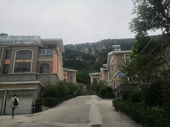 紧邻卧虎山水库的月亮湾旅游度假村别墅。摄影/本刊记者 周群峰