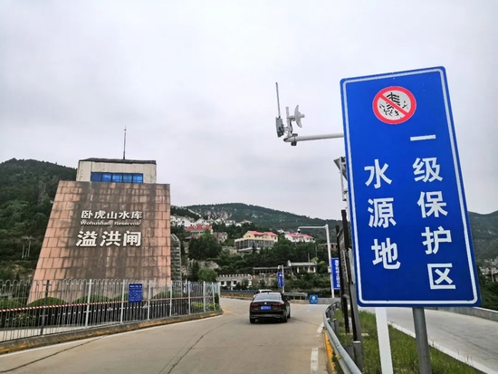 杨而村紧邻“全国重要饮用水水源地”卧虎山水库,这个有1000多村民的村庄,有三四百栋别墅。摄影/本刊记者 周群峰