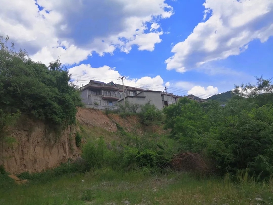 济南南部山区潘家新村在山坡上建了20多栋别墅。摄影 /本刊记者 周群峰
