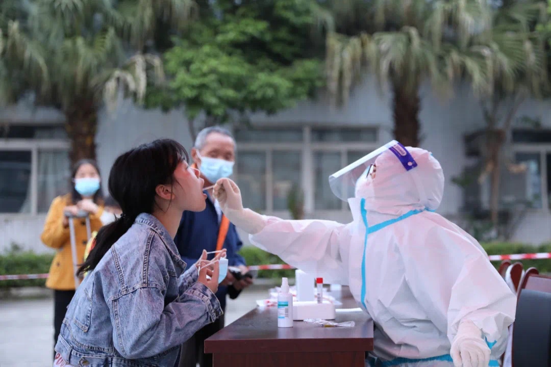  广安市民在做核酸。广安日报图。